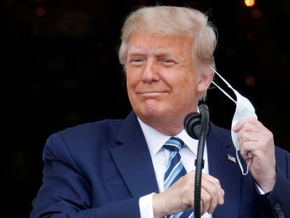 El presidente Donald Trump ofrece un discurso en el balcón de la Casa Blanca a sus seguidores.