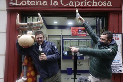 Celebración del tercer premio en la administración toledana de la Calle Comercio, 21, en la que se ha repartido parte del número 52472.