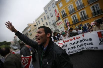 Un hombre participa en una manifestaci&oacute;n contra los recortes en Lisboa.