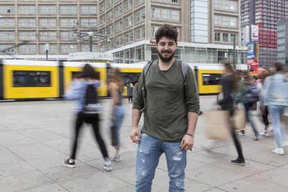 Rames (23) refugiado sirio que llegó hace un año a Berlin, en Alexanderplatz en Berlín.
