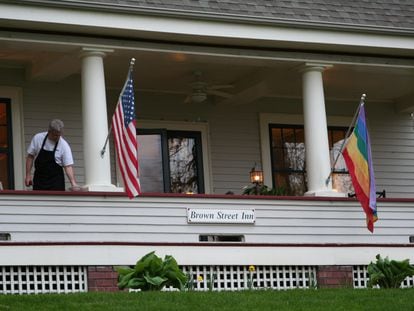 El Brown Street Inn de Iowa City, ciudad que aloja el taller de escritura más famoso del mundo, con la bandera estadounidense y la del orgullo gay.