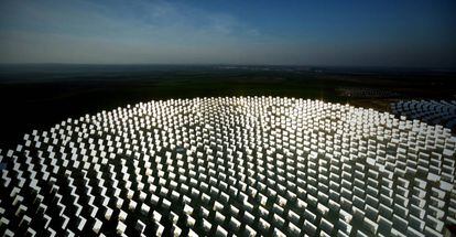 Vista aérea de la planta Solúcar de energía termosolar de la compañía Abengoa en la localidad de Sanlúcar la Mayor.