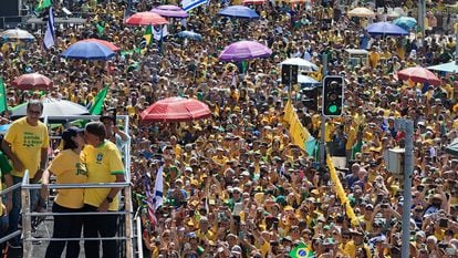 Simpatizantes del expresidente brasileño Jair Bolsonaro participan en una marcha en su apoyo este domingo en Río de Janeiro.