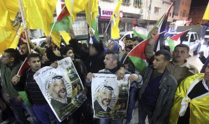 Simpatizantes de Fatah sostienen carteles del expresidente palestino Yaser Arafat durante una manifestaci&oacute;n en Hebr&oacute;n. 