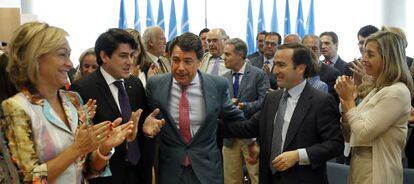 Ignacio González, aplaudido por los diputados del PP en la Asamblea.