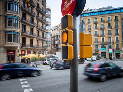 Intersección de las calles Balmes y Aragó, uno de los puntos  negros del tráfico en Barcelona.  / CARLES RIBAS
