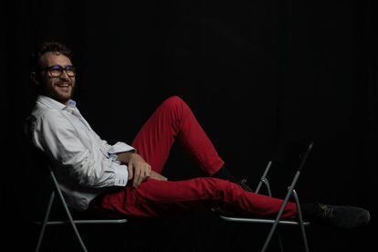 El actor Eduart Meditarrani con una discapacidad visual del 75% posa en la Sala Tarambana en Madrid