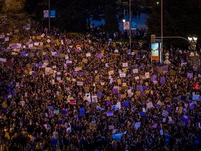 Manifestación del Día de la Mujer, el 8M, a su paso por Cibeles, en Madrid.