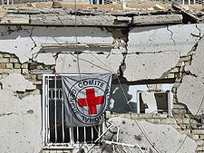 Una empleada de la Cruz Roja contempla los destrozos en la sede de la organización en Bagdad.