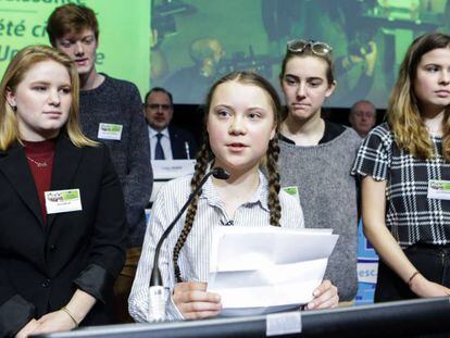 Greta Thunberg, flanqueada por las líderes estudiantiles belgas, en Bruselas este jueves. En vídeo, Greta Thunberg: "Hemos empezado a limpiar vuestro desastre".