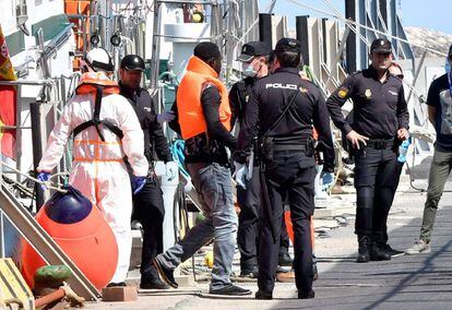 Efectivos de Salvamento Marítimo y agentes de la Policía trasladan al puerto de Almería a un grupo de inmigrantes que llegó a la isla de Alborán el pasado día 1. 