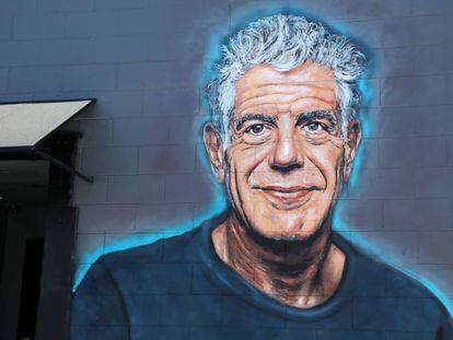 Mural en memoria de Anthony Bourdain en una pared del restaurante Gramercy, en Santa Mónica, California (EE UU), pintado por el artista callejero Jonas Never.