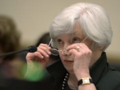 La presidenta de la Reserva Federal (Fed) de EE UU, Janet Yellen, ante el comit&eacute; de Servicios Financieros de la C&aacute;mara de Representantes en el Capitolio en Washington, el mi&eacute;rcoles 16 de julio de 2014.