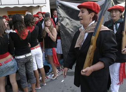 Integrantes de la compañía mixta Jaizkibel desfilaban en Hondarribia en 2006 como escopeteras ante la protesta o el rechazo de partidarias del Alarde tradicional.