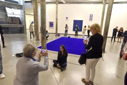 Visitantes recorren la muestra de Yves Klein en Fundación Proa.