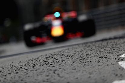 Vista del asfalto ante el paso del paso del piloto Daniel Ricciardo.