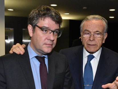 El ministro de Energía, Álvaro Nadal, y el de Gas Natural Fenosa, Isidro Fainé, el pasado lunes en Barcelona.