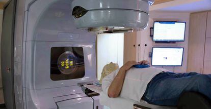 Un paciente con cáncer es tratado con un acelerador lineal