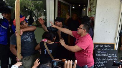 Tras un enfrentamiento, personal de la secretaría de Seguridad Pública de México desalojaron el predio de Roma 18, donde habitaban miembros de la comunidad otomí, el pasado 24 de septiembre.
