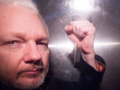 Julian Assange a la salida del juzgado en Londres el 1 de mayo. En vídeo, el fundador de Wikileaks en cinco claves.