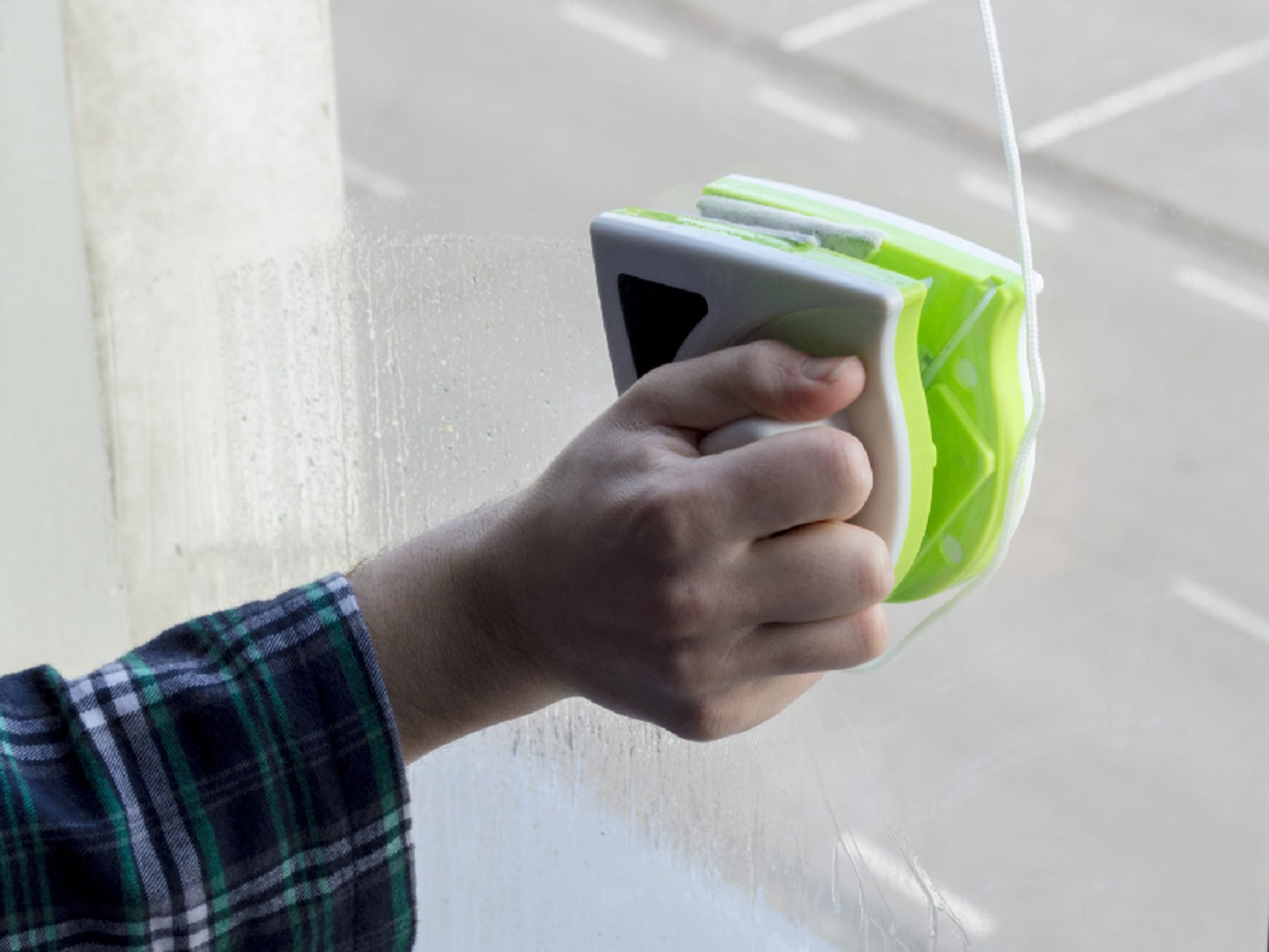 Lidl tiene un limpiacristales eléctrico (24,99 euros) para limpiar las  ventanas sin dejar marcas