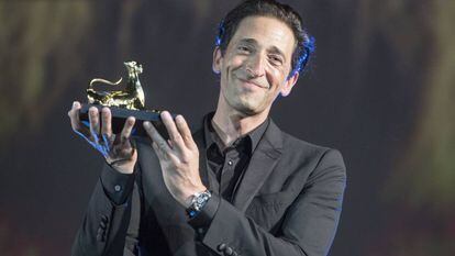 El actor Adrien Brody, con el premio a su carrera, en el homenaje en el Festival de Locarno, el pasado viernes.