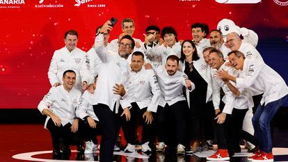 Imagen de los cocineros de todos los restaurantes españoles que tienen tres estrellas, este martes en la gala de la Guía Michelin, en Barcelona. Los nuevos de 2024 son Disfrutar y Noor.