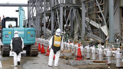 Trabajadores de la central de Fukushima en una foto de archivo de 2014.