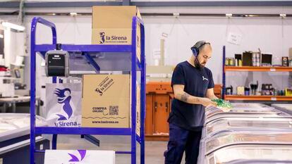 Manuel Vázquez prepara un pedido ‘online’ en las instalaciones de La Sirena en Terrassa (Barcelona).