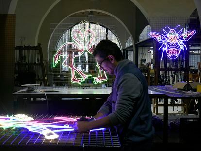 Un hombre coloca luces en una muestra de la presentación del Festival Llum BCN 2023, en Barcelona.