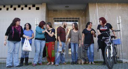 Miembros de la corrala La Utop&iacute;a posan en la puerta de la que fue su casa.