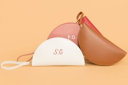 Personalizar los regalos con las iniciales de su destinatario no es nada nuevo. Sin embargo, este año son muchas las marcas que se suman a esta opción o que ofrecen bisutería y complementos protagonizados por iniciales. La firma de bolsos Mansur Gavriel acaba de incluir un servicio de customización en sus accesorios: un artesano pinta a mano las letras que tú elijas. Este monedero con forma de media luna cuesta 350 euros y puede solicitarse su personalización escribiendo un mail a la firma.