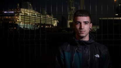 José Marí Díaz, estudiante de construcciones metálicas, junto a la reja de la empresa Navantia en Cádiz.