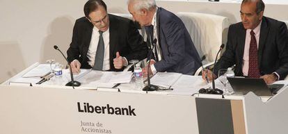 Pedro Manuel Rivero, presidente de Liberbank, hablando con Manuel Menéndez, consejero delegado de la ejntidad