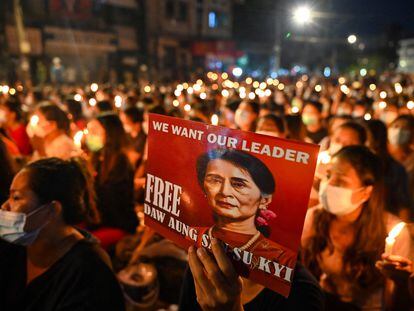 Una foto de Aung San Suu Kyi en una vigilia para los muertos en el golpe de Estado en Myanmar, en marzo de 2021 en Yangón.