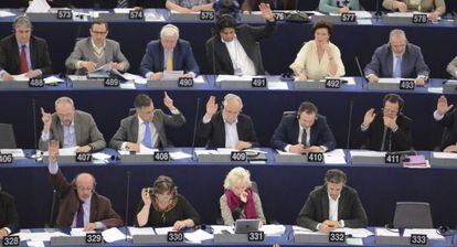 Eurodiputados votan durante una sesión plenaria en el Parlamento