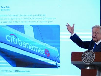 Andrés Manuel López Obrador habla sobre Banamex durante su conferencia matutina de este martes.