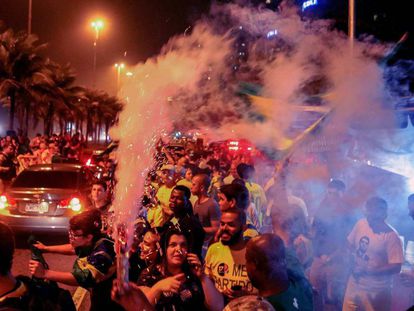 Simpatizantes del Partido Social Liberal (PSL) de Jair Bolsonaro celebran su victoria en Río de Janeiro (Brasil).