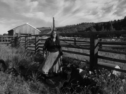 Una mujer retratada por Joanna Pocock, en una fotografía incluida en su libro 'Rendición'. ERRATA NATURAE