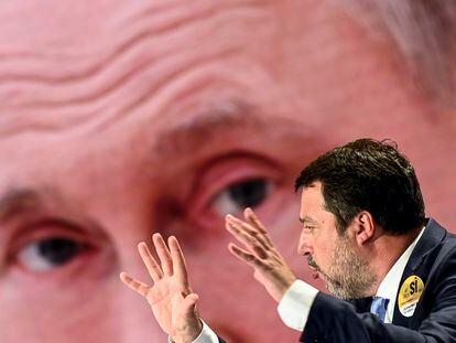 El líder de La Liga, Matteo Salvini, con la imagen de Vladímir Putin de fondo, durante un programa de la cadena Rai Uno el pasado 24 de mayo.
