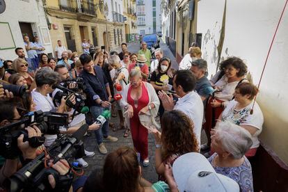 La Petróleo baila y canta durante el acto de inauguración de la calle 'Artistas Petróleo y Salvaora' junto al alcalde de Cádiz, José María González 'Kichi', este pasado jueves.  
