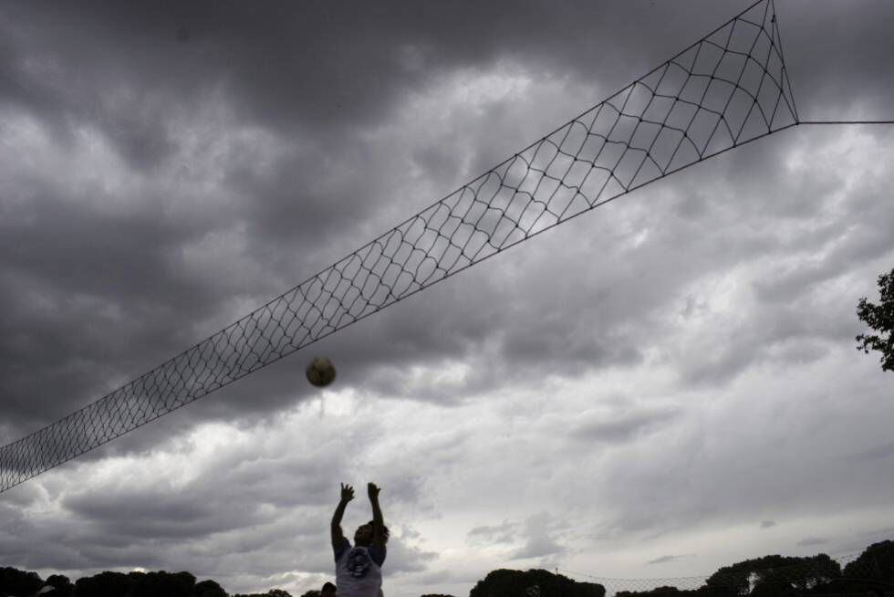 Cualquier cancha madrileña sirve practicar el 'ecuavoley' con un balón de fútbol y tres personas por equipo.