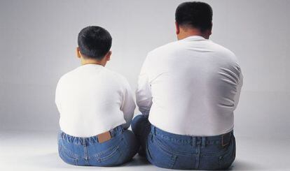 Un padre y un hijo con sobrepeso.