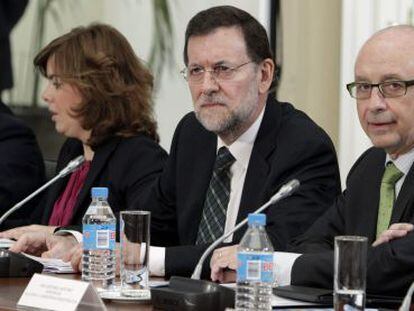 El presidente del Gobierno, Mariano Rajoy (segundo por la derecha); el ministro de Hacienda, Crist&oacute;bal Montoro (derecha); el ministro de Econom&iacute;a, Luis de Guindos (izquierda), y la vicepresidenta Soraya S&aacute;enz de Santamar&iacute;a (segunda por la izquierda)