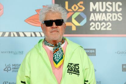 El director de cine Pedro Almodóvar posa para los fotógrafos a su llegada a la gala de LOS40 Music Awards.