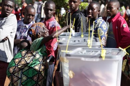 Una mujer deposita su voto en Ngozi (Burundi), este miércoles.