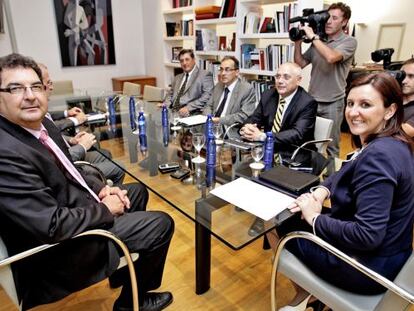 La consejera de Educación María José Catalá con los rectores de las universidades.