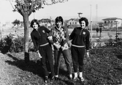 Victoria Hernández, a la izquierda, y Conchi Amancio, a la derecha, junto a la capitana de la selección italiana en 1971.