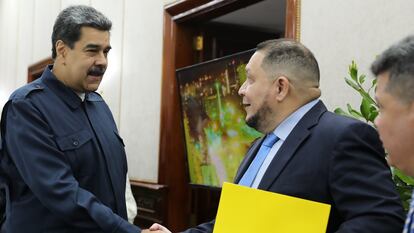 Nicolás Maduro saluda al diputado José Brito, coordinador del movimiento Primero Venezuela, ahora próximo al régimen, durante una reunión celebrada en Caracas el pasado día 2.