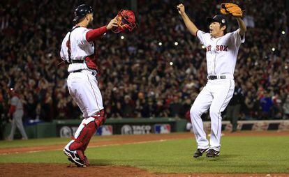 Uehara y Ross celebran la victoria de los Red Sox.